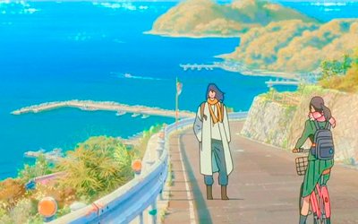 Suzume recorre su tranquilo pueblo japonés, momentos antes de su primer encuentro con el misterioso joven Souta, en la película Suzume.